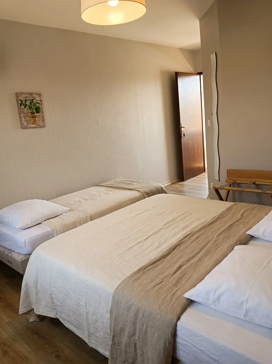 Chambre Triple vue d'ensemble – Hôtel La Planquette, Sud-Aveyron