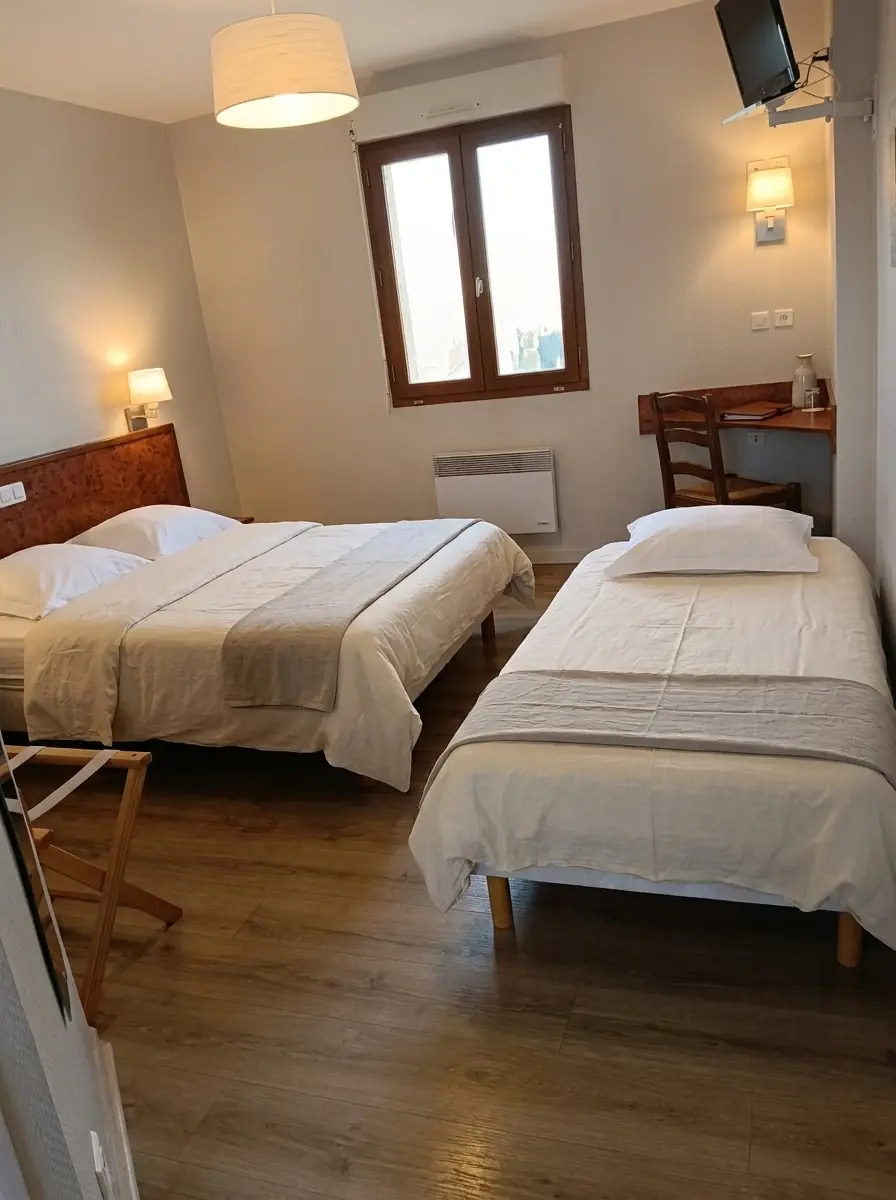 Chambre 3 Personnes avec lit double et lit simple – Hôtel La Planquette, Réquista Aveyron