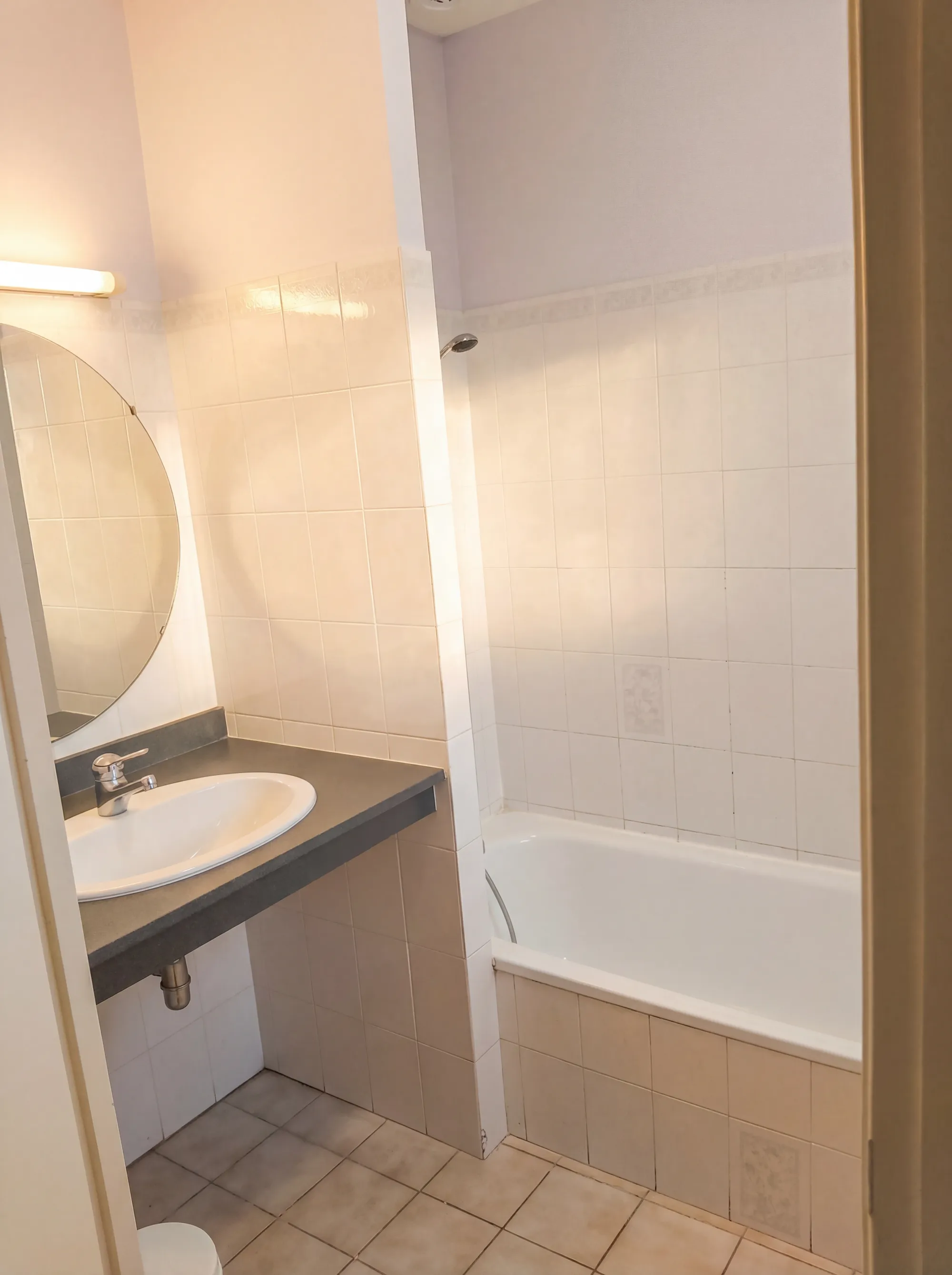 Salle de bain avec baignoire