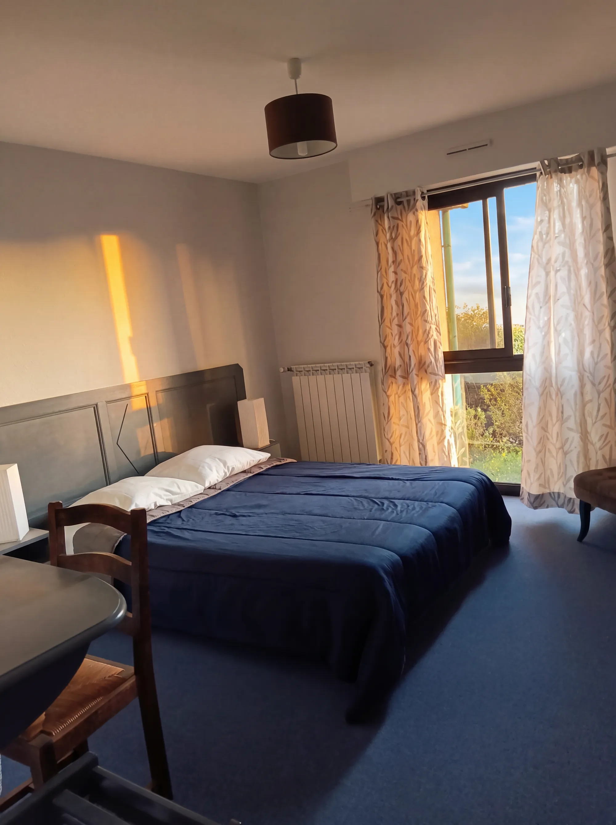 Chambre lit double avec baignoire