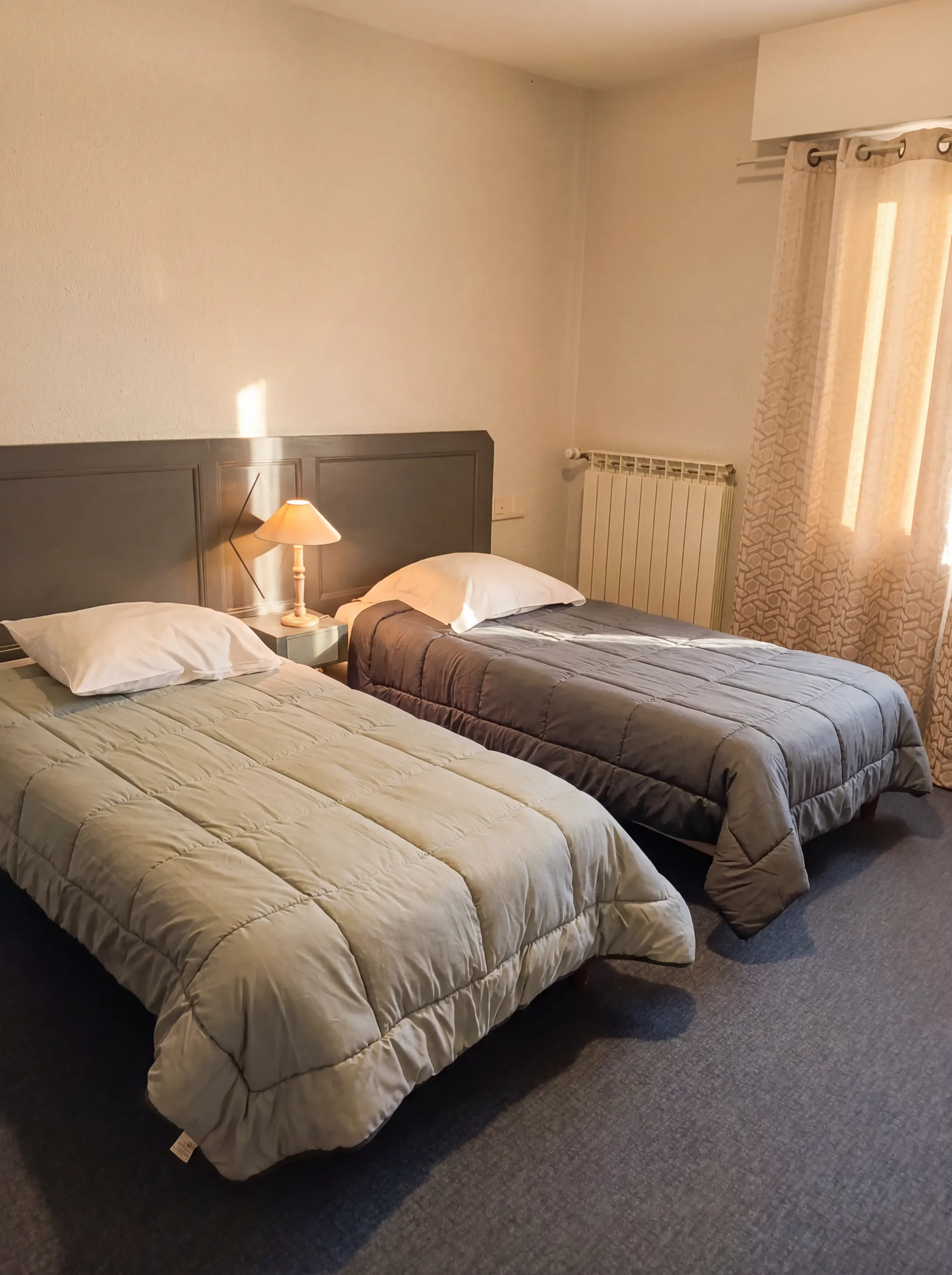 Chambre lits séparés avec baignoire