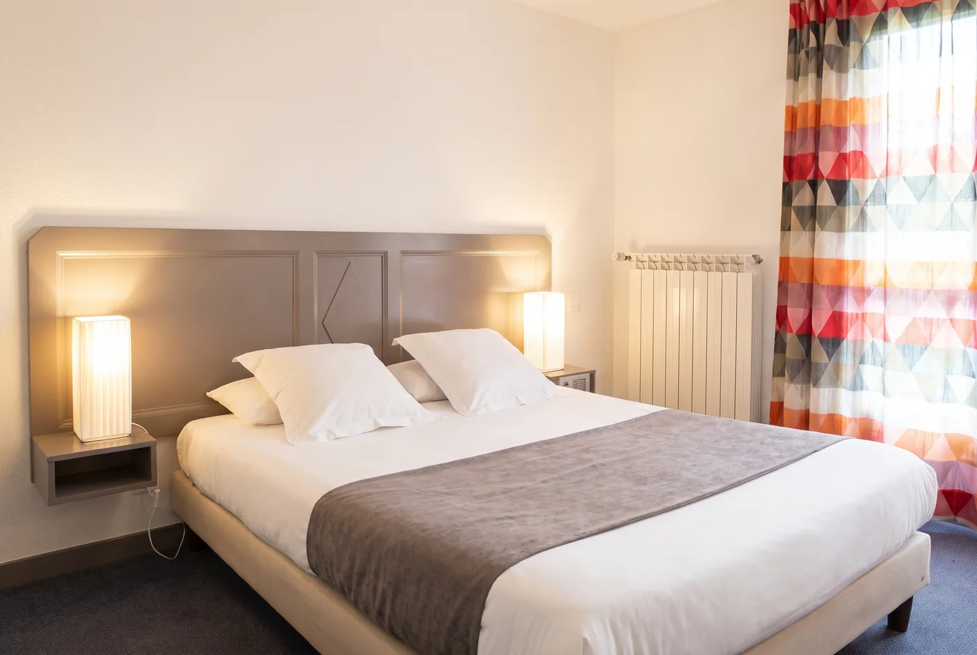 Chambre double au calme pour la nuit de la soirée étape, Hôtel La Planquette Réquista