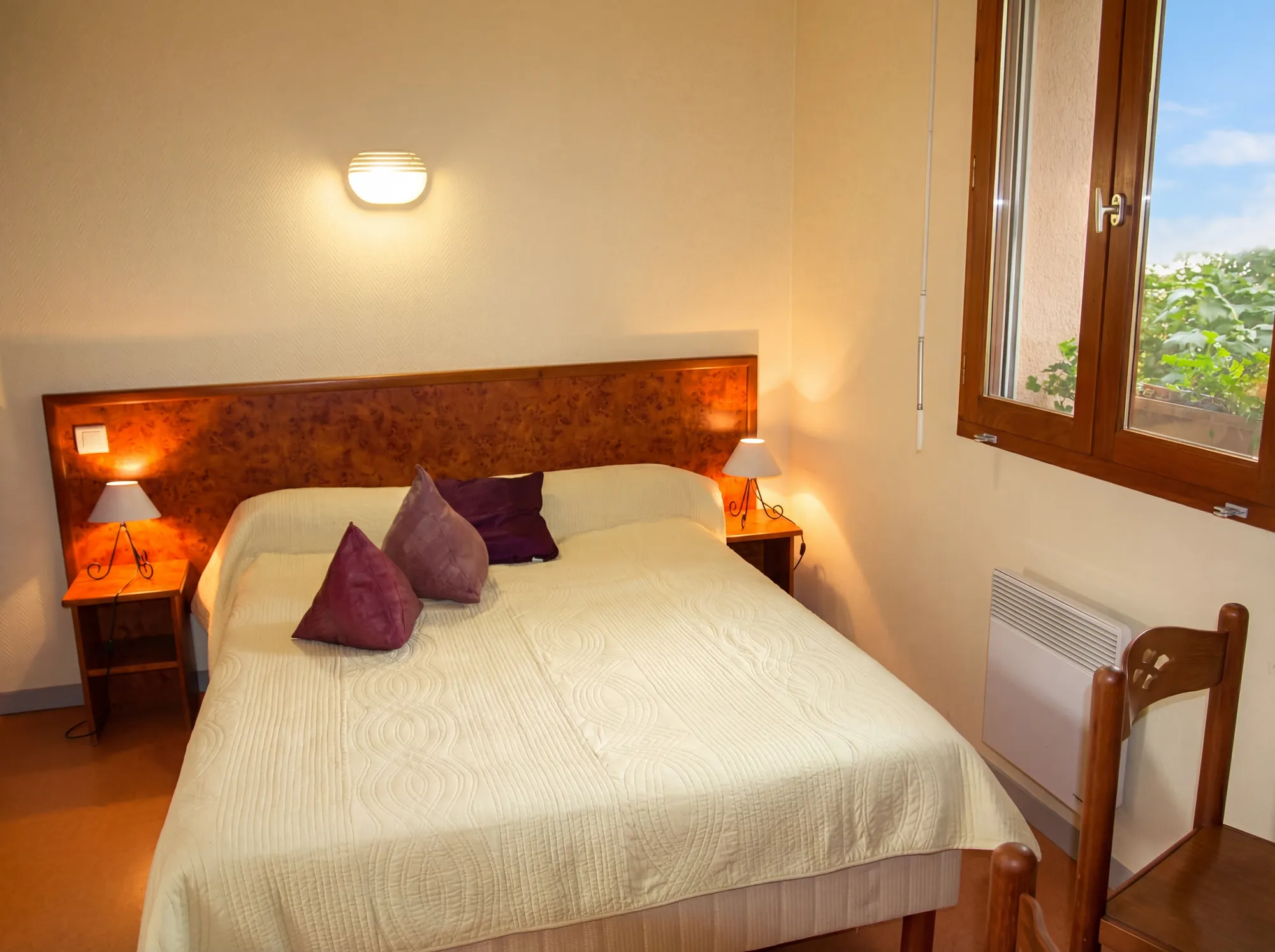 Chambre lit double avec douche