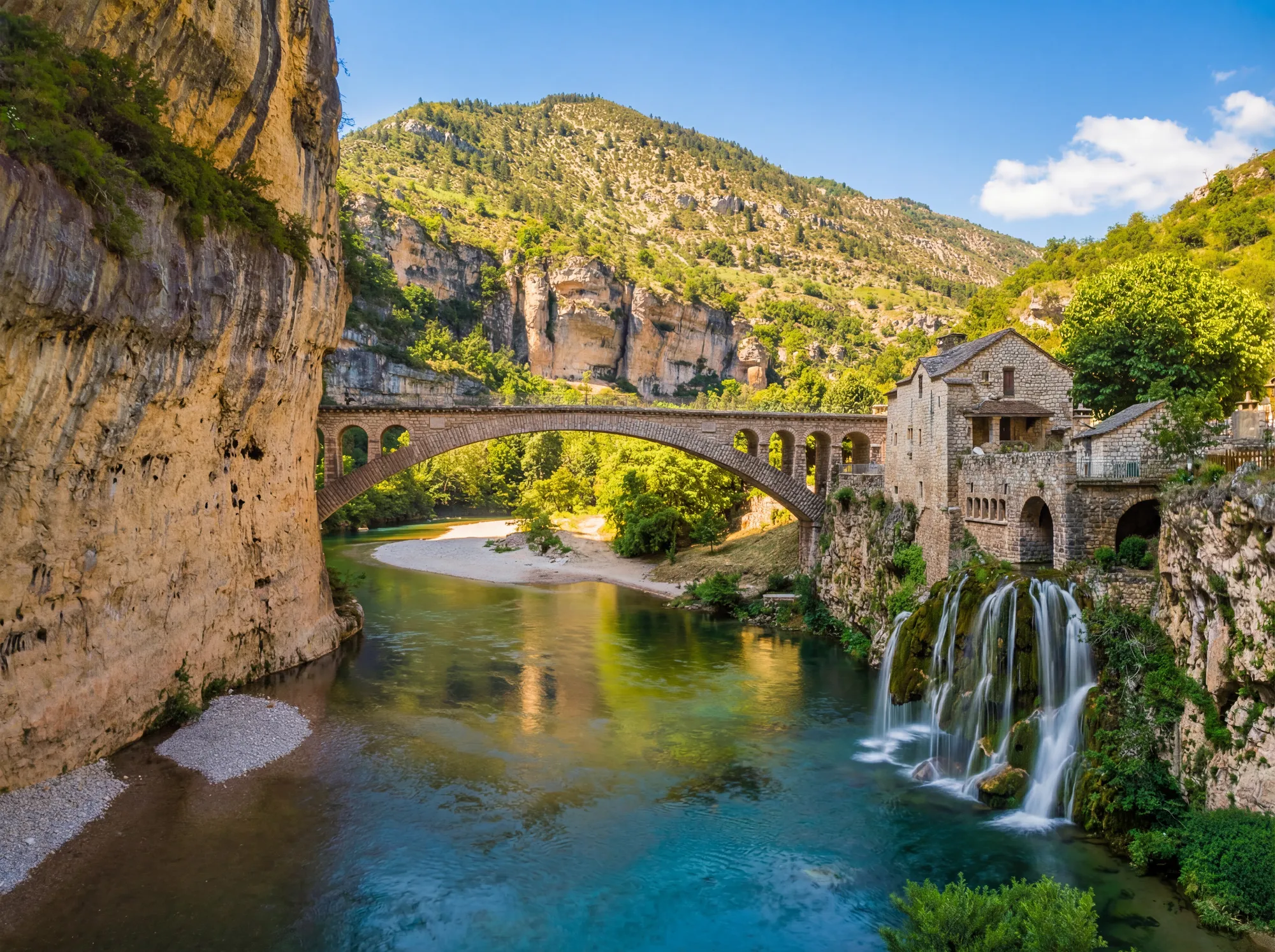 Gorges du Tarn, canyon et falaises calcaires en Aveyron